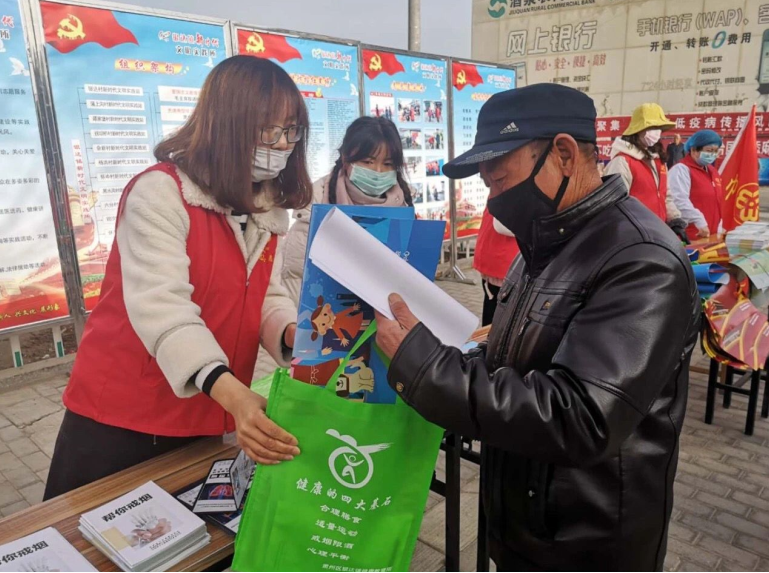 兰州交通大学博文学院经信管理系青年大学生在当地积极参与抗疫志愿服务